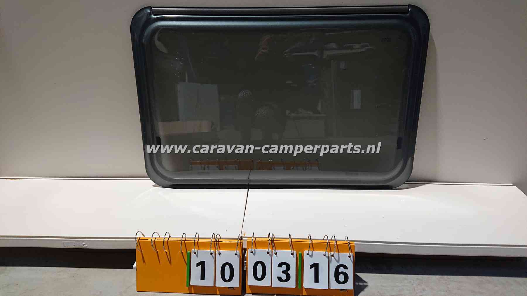 Kip raam 99x64cm met grijze rand bj07