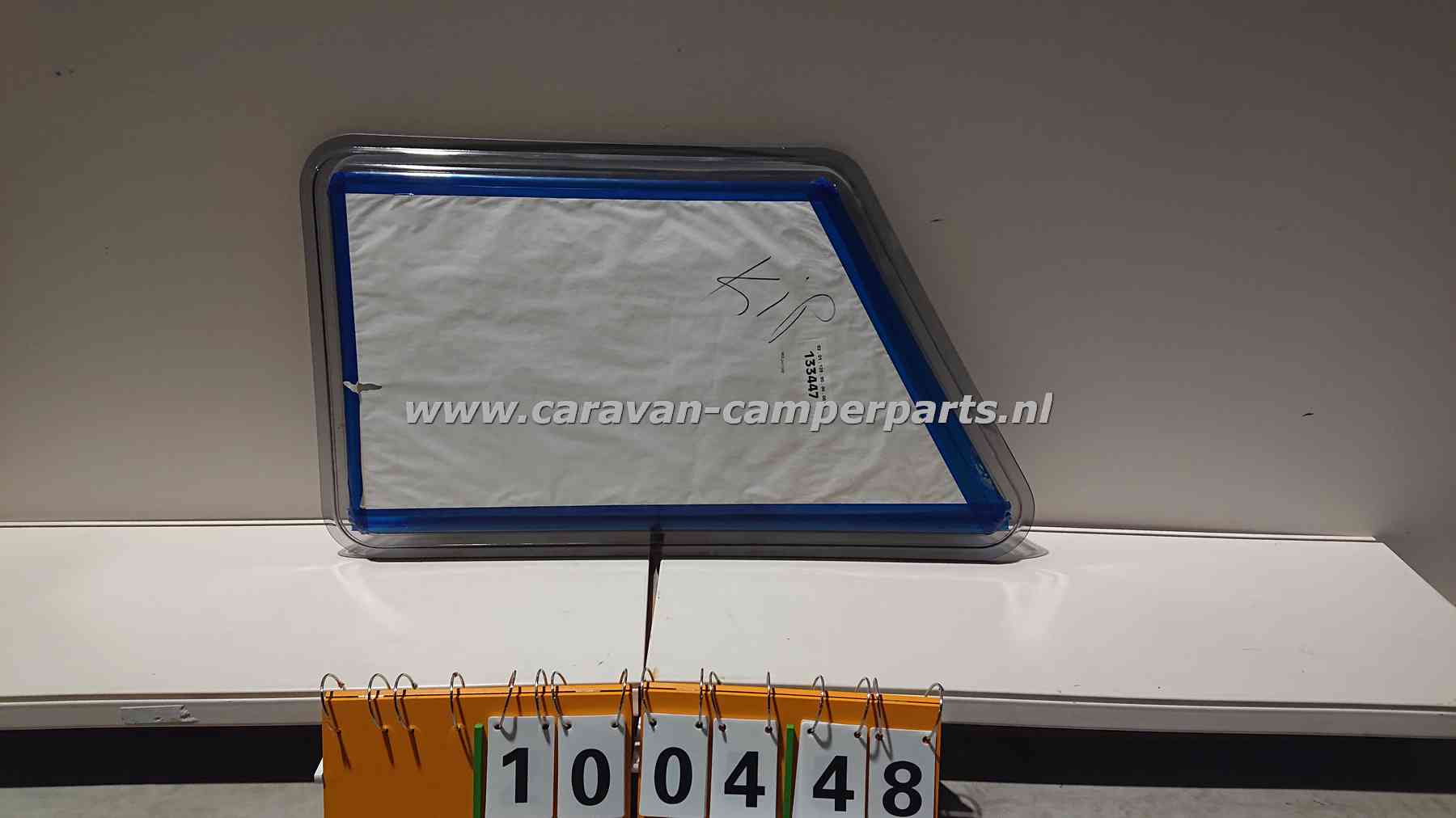 Kip vast raam 69x53x92,5 cm bj 1988