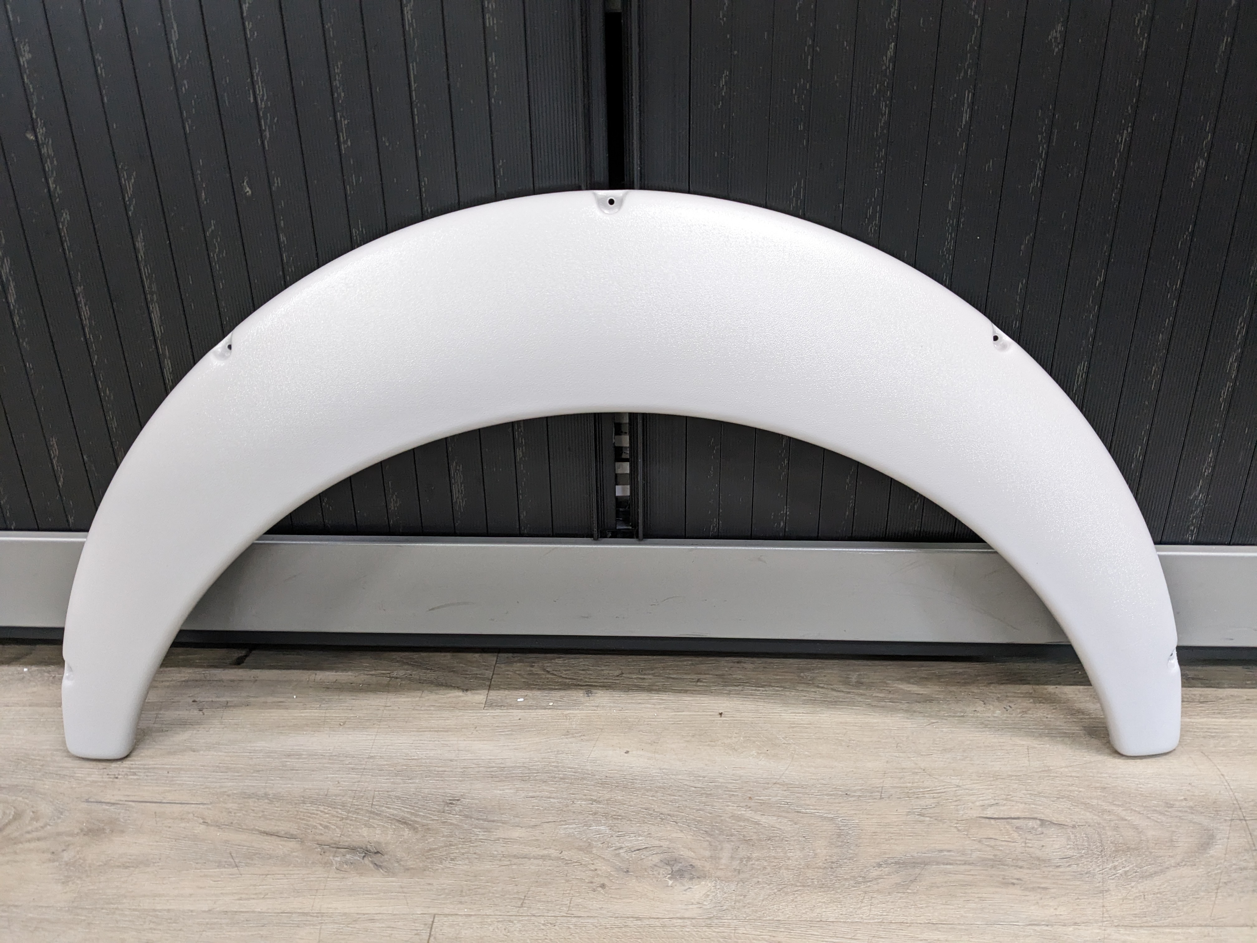 Kip spatbord licht grijs