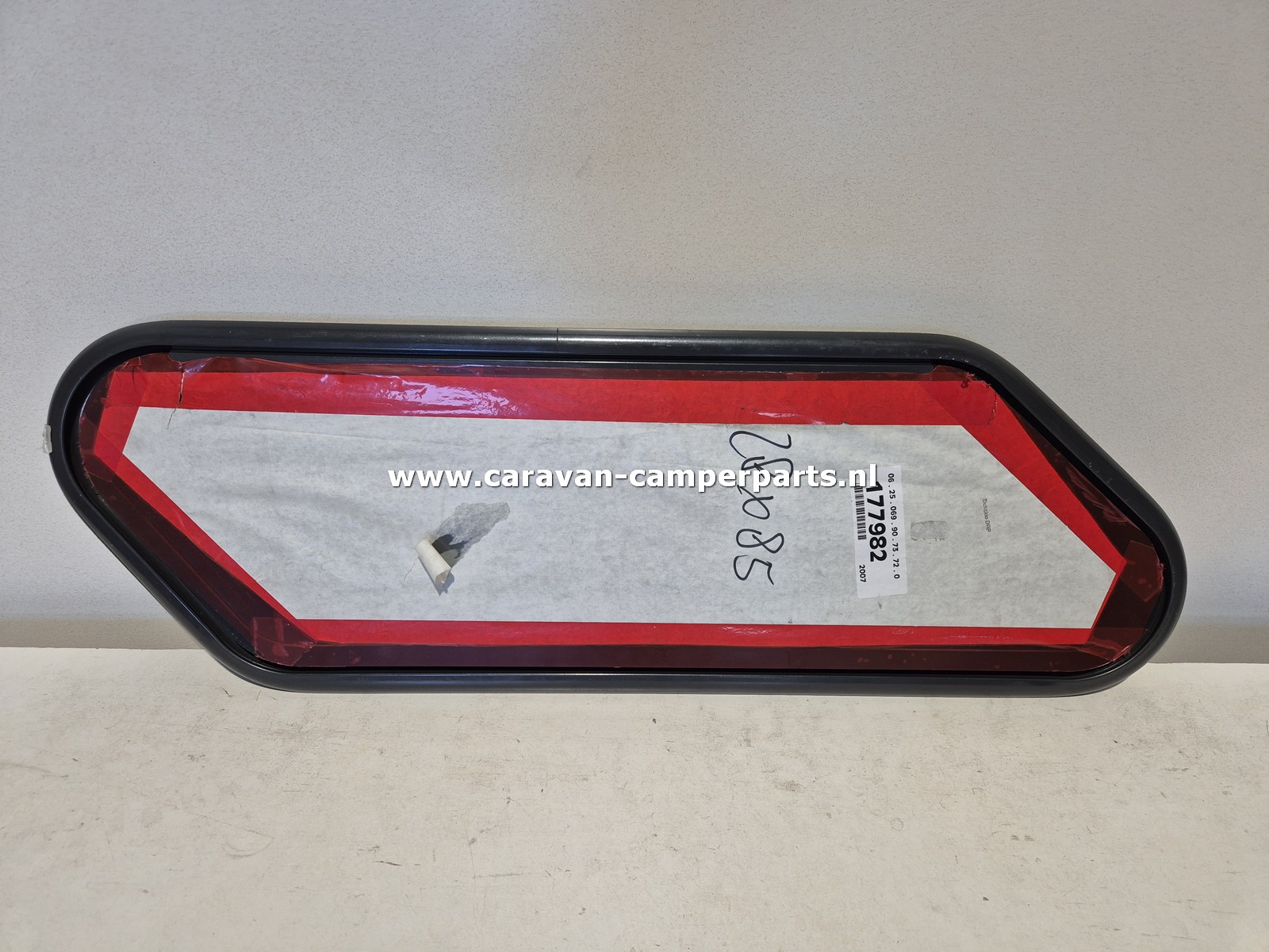 Dethleffs raam 85x28cm